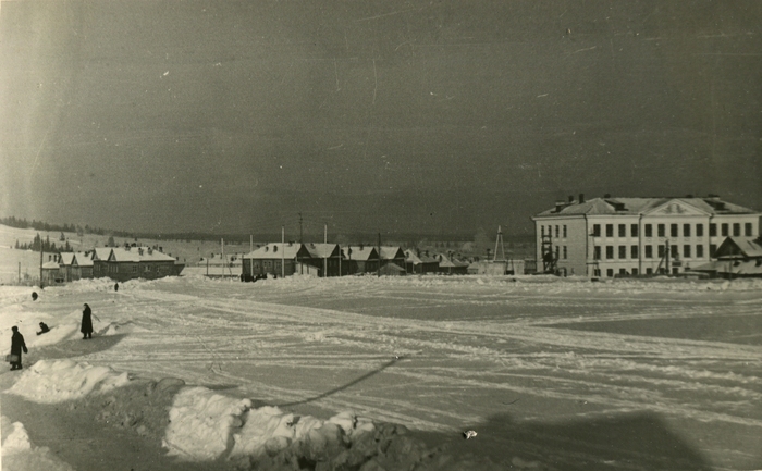 Заозерье, самое начало. Школа уже построена, но это в то время было единственное каменное здание в посёлке.