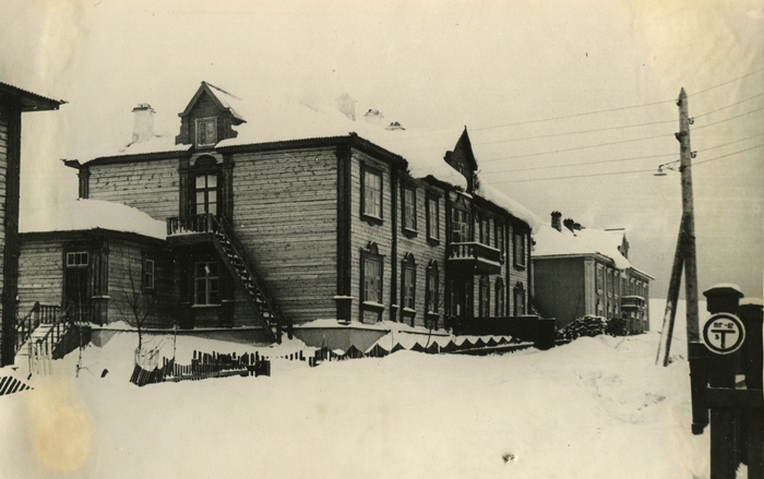 Общежитие. Не больно какие апартаменты, но и всё начальство жило точно в таких же домах.