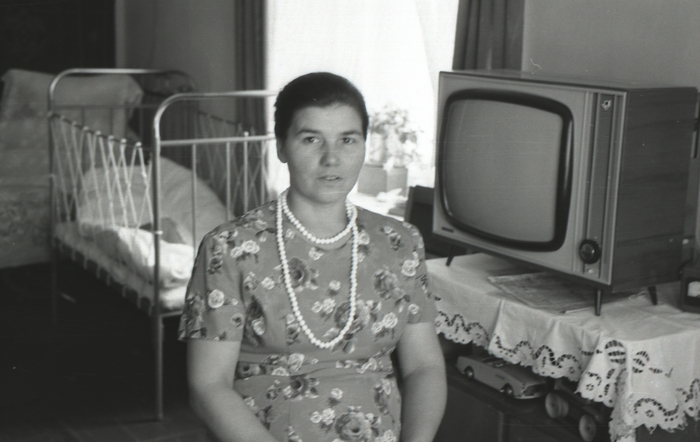 Мама возле телевизора. Правда это уже в новой квартире, но телевизор тот самый, привезённый на санках через Каму.