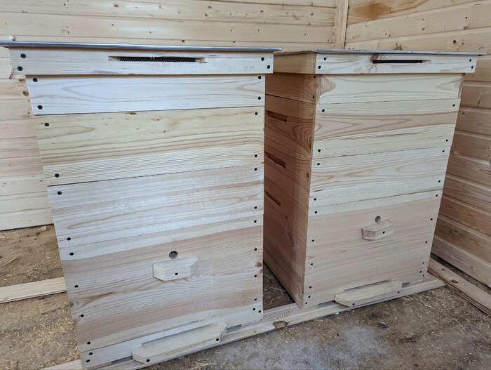 Ульи в бытовке жду покраски.