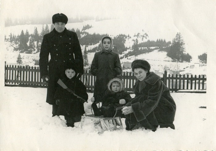 На прогулке возле общежития. Отец с Сашей слева на снимке.