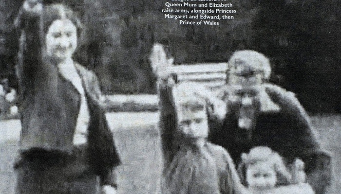 переводить надо? 1933 год. Королева-мать Елизавета и Лиза (Елизавета 2) вскидывают руку в нацистском приветствии. Вторая дочь Маргарет и супруг Георг 5, принц уэльский, рядом.