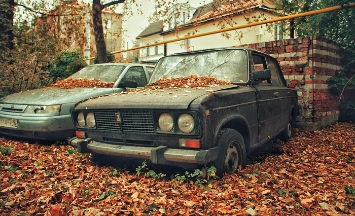 Старцы смотрят на китайцев - Моё, Фотография, Город, Осень, Прогулка по городу, Старье, Шестерка, Десятка, Советская техника, Двор, На районе