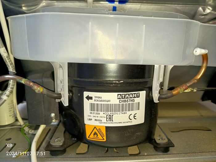 Трубки справа и слева в зелёном налёте. Фото при покупке в магазине. Это нормальное состояние?