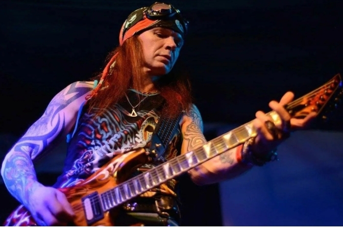 Сергей на сцене / не скажу, где именно - это случайное фото из Сети как и все в этой публикации