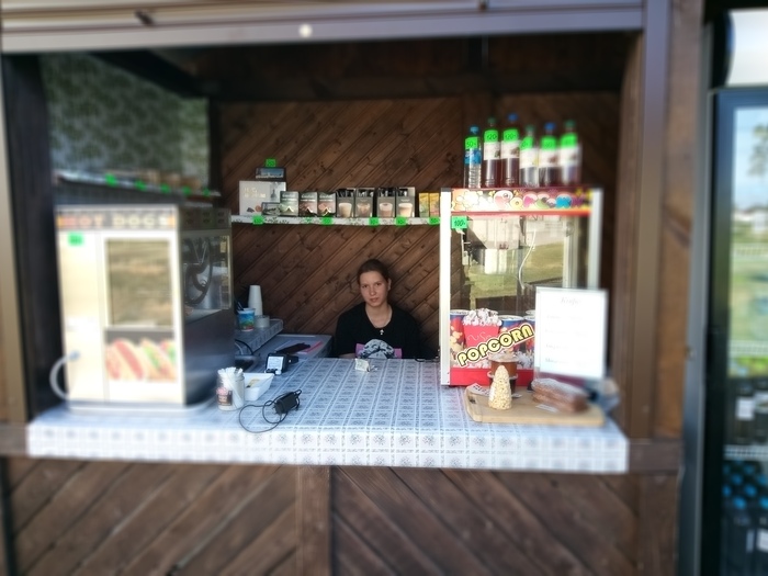 Красивая девушка. Жаль что я очень закомплексованный в плане противоположного пола, а то бы обязательно попытался бы познакомиться.