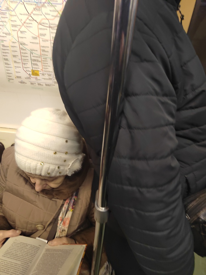 Хорошо хоть на голову не сел)))