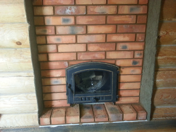 Средняя часть нижней полки слегка утоплена. Это сделано для удобства извлечения зольника.