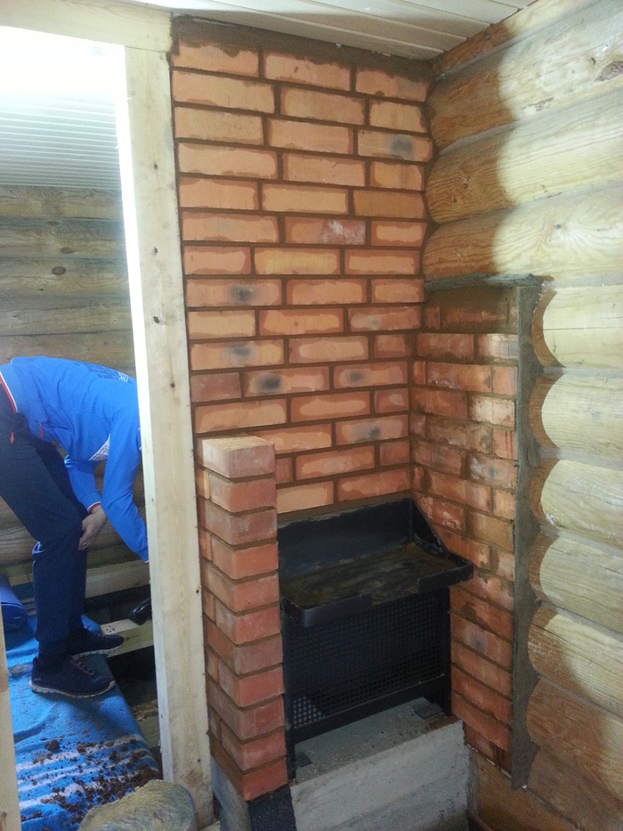 Вот так выглядят разделки из самой бани. На фото видна полка для водяного бака. С обратной стороны печи каменка, для любителей париться.