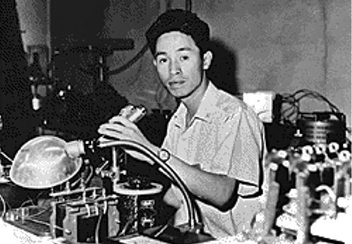 Леона (Лео) Эсаки в лаборатории Sony