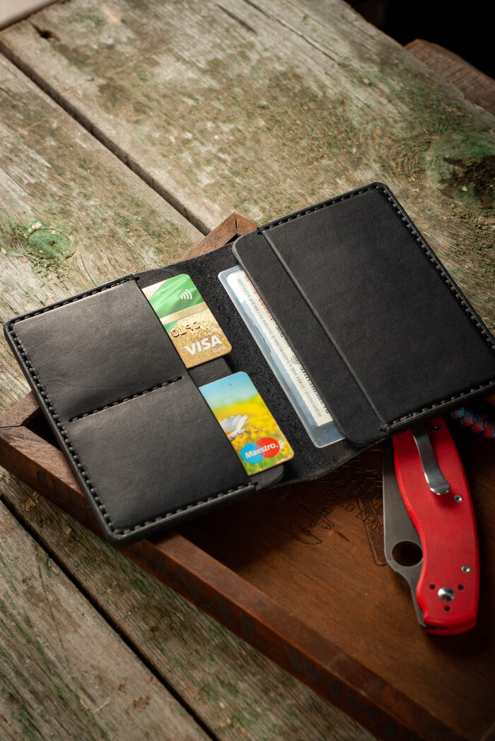 Отсеки под карты/права, СТС, паспорт и всякое подобное. Заказчик остался доволен и радостно ускакал примерять обложку к своему роверу.