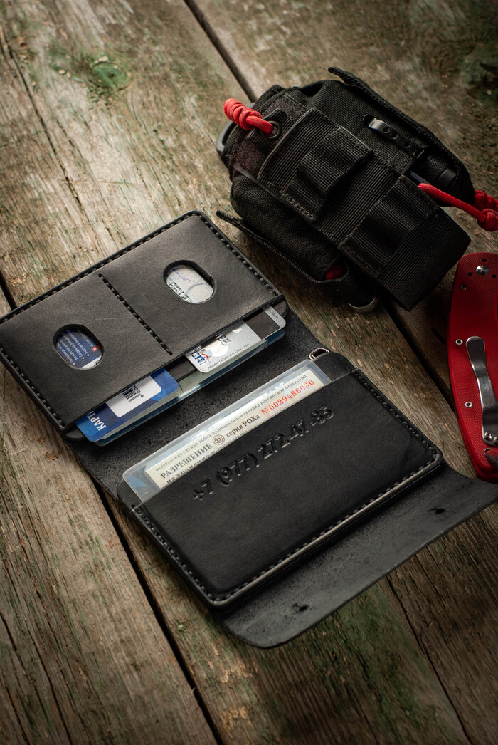 Добавился клапан на кобурных кнопках, отверстия на карманах для карт