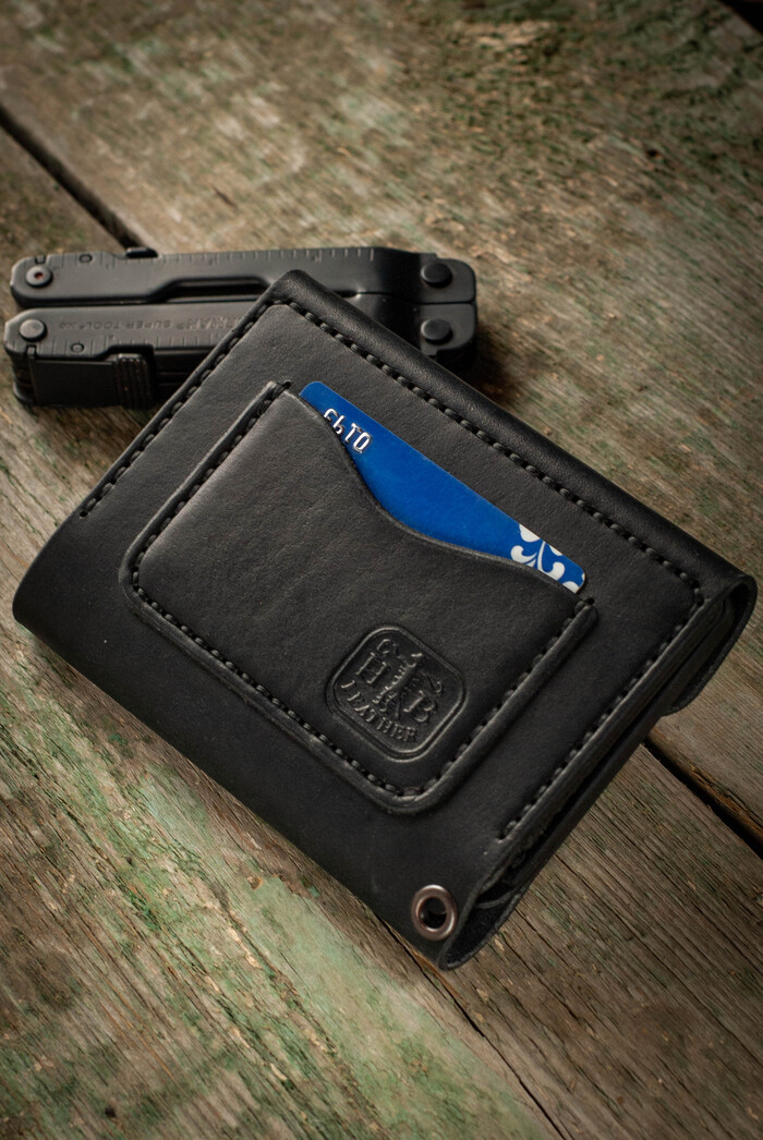 Сзади нарисовался кармашек для карты быстрого доступа. Ну или прав. Оказалось удобно. Поставили люверс, чтоб привязать темляк или еще чего, выдавили штампом номер телефона, по которому следует звонить, если такое добро потеряется.