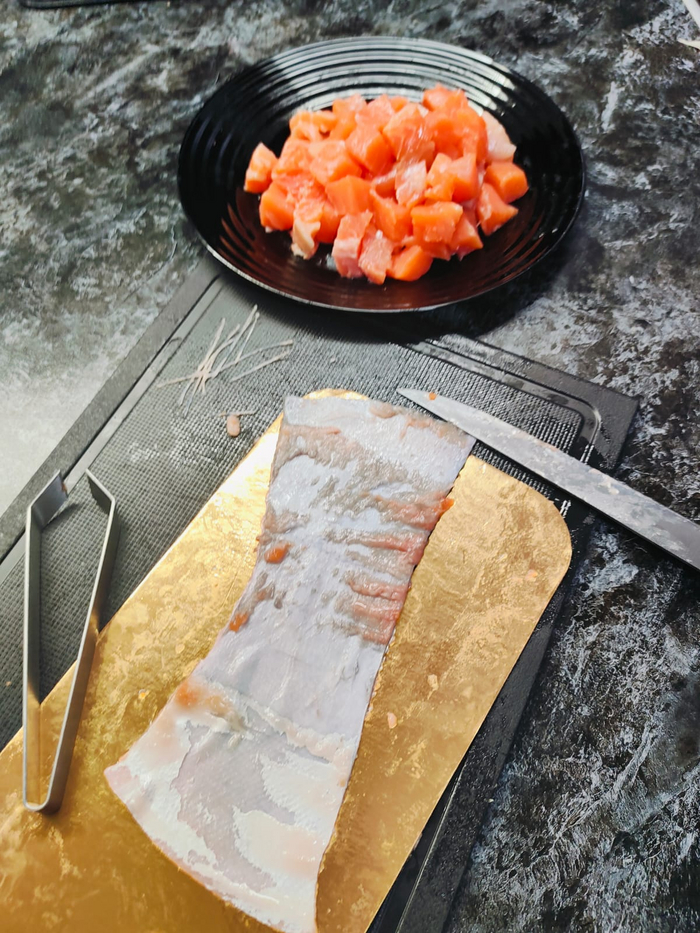 Филейником разрезаю большой кусок на мелкие примерно 2х2 см. Вытаскиваю кости специальными щипчиками. Параллельно слегка подсолённую воду кипячу для спагетти.