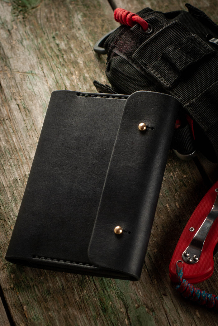 Кожа растительного дубления 2-2.5 мм, полиамидная нить, латунная фурнитура. Вещь получилась добротная и вечная. Все добра!