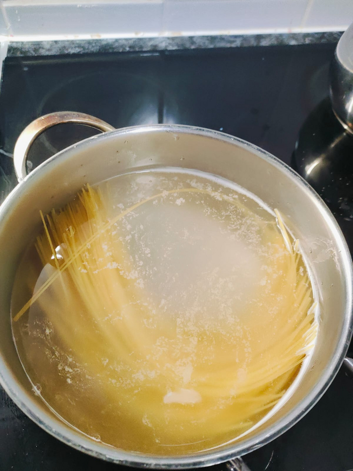 Как только вода закипает, закидаю спагетти , закручиваю их чтоб варились целыми. Спагетти тонкие, варить их буквально 4 минуты.