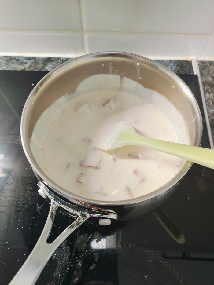 Заливаю сливки в сотейник. Грею. как только на сливках появляются первые пузырьки закидываю к ним рыбу.