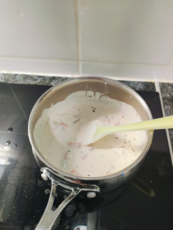 Готовить буквально 5 минут. Рыба должна отдать в сливки соль. Добавляю французские травы. Перемешиваю