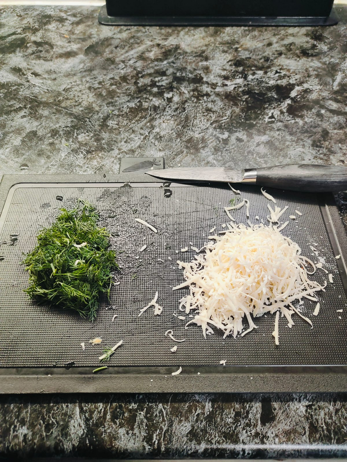 Нарезаю укроп и натираю твердый сыр.