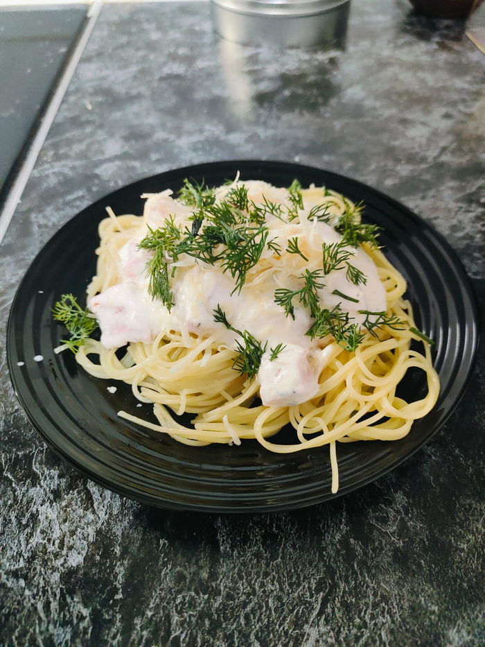 Собираю блюдо. Спагетти, сверху соус с рыбой. тверды сыр и укроп.