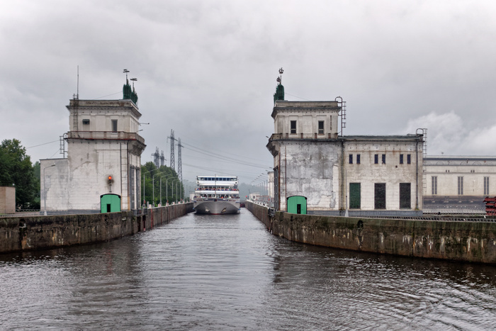 (<a href="https://pikabu.ru/story/shlyuz_verkhnesvirskoy_gyes_12001775?u=https%3A%2F%2Fcommons.wikimedia.org%2Fwiki%2FFile%3ASvir_River._Cruise_ship_%2522Mikhail_Sholokhov%2522_in_the_lock_Upper_Svir_Hydroelectric_Station_DSC02505_2200.jpg&t=%D0%BF%D0%BE%D0%BB%D0%BD%D0%BE%D1%80%D0%B0%D0%B7%D0%BC%D0%B5%D1%80&h=d718b6ab4c2f3aa29e0745554e476a5164a4c7ca" title="https://commons.wikimedia.org/wiki/File:Svir_River._Cruise_ship_%22Mikhail_Sholokhov%22_in_the_lock_..." target="_blank" rel="nofollow noopener"></a>)
