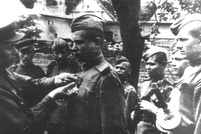 Награждение советского бойца орденом Славы. Автор неизвестен, 1944