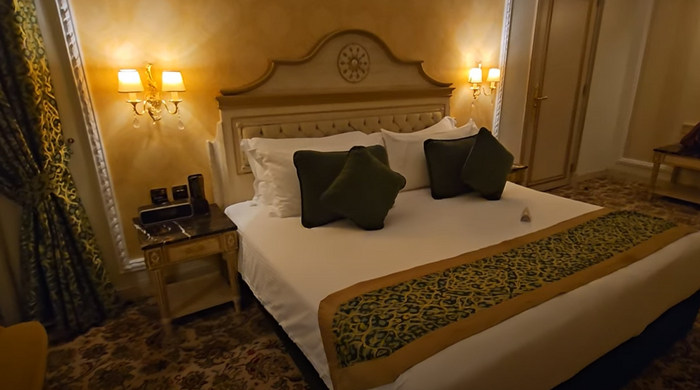 Кровать и постельное белье отличные