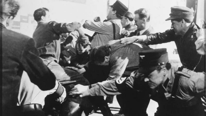 Драка штурмовиков с коммунистами на митинге.