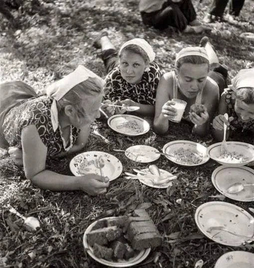 It's time for lunch - the USSR, Made in USSR, Childhood in the USSR, 70th, Nostalgia, Youth, Youth, Girls, Heat, Summer, The photo, Old photo, Haymaking, Dinner, Telegram (link)