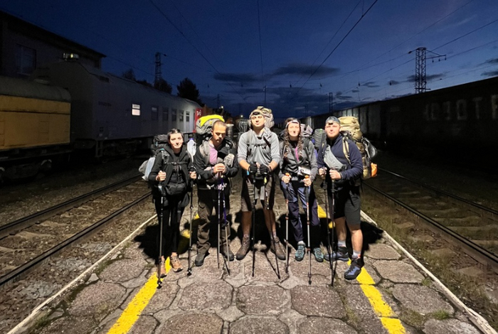 Совместная фотография перед выходом на маршрут сразу после звонка в МЧС. Тут мы ещё все бодрые, довольные и в предвкушении приключений. Слева направо: Влада, Руслан, Дима, Алина, Денчик