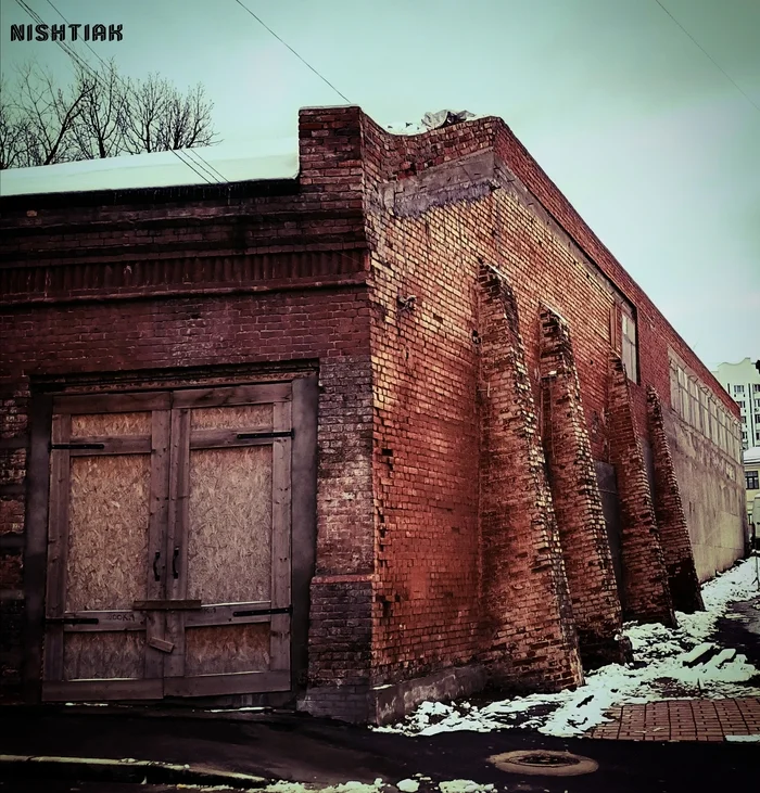 Old building - My, Building, Bricks, Old stuff, Moscow, The photo, Mobile photography, Filter