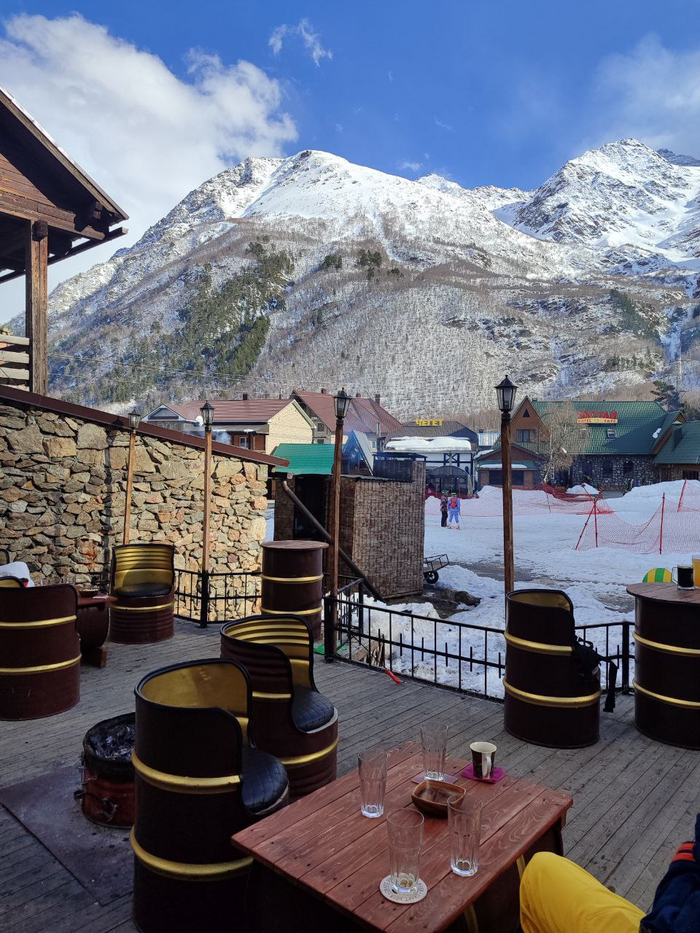 Один из ресторанов у подножья Чегета