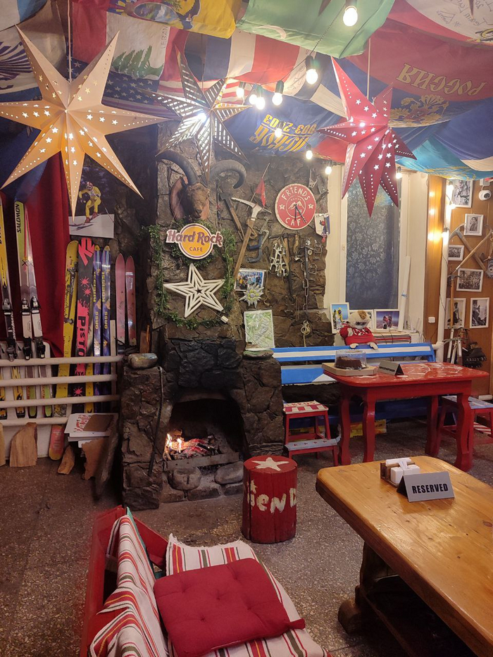 Сфотографировал в другой день днем, когда еще мало было людей в баре.