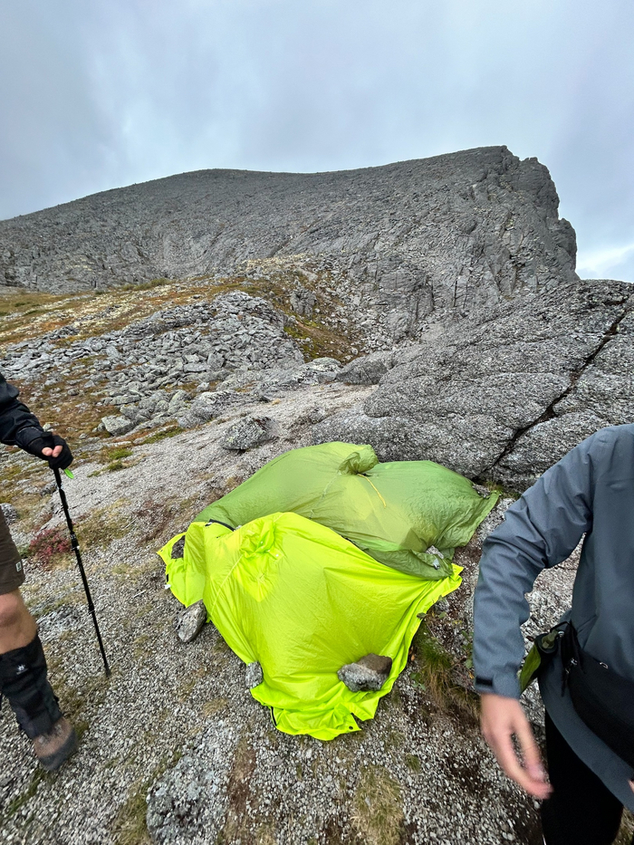 Спрятали рюкзаки под плащами