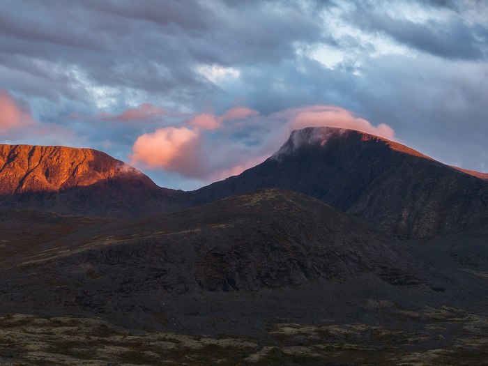 Слева направо: Гора Крестовая, Перевал Ферсмана (1Б), Гора (Пик) Ферсмана