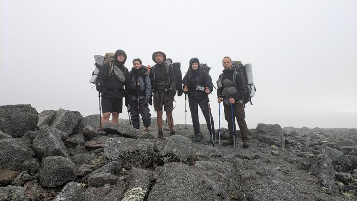 Мы на перевале. Слева направо: Денис, Влада, Дима, Алина и я