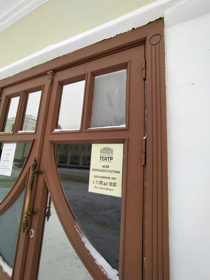 Деревянные двери Музея театрального костюма, ул. Симановского (бывшая Костромская), д. 10
