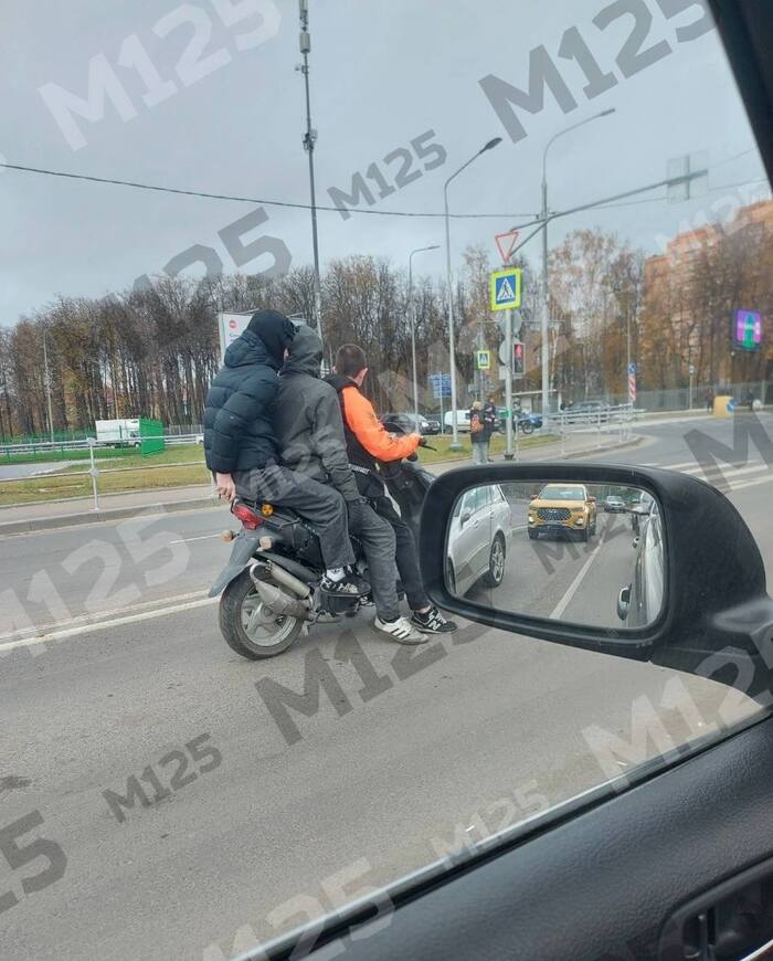 Teens in Moscow are testing a new way to drive their parents crazy - My, Moscow, Moped, Transport, Teenagers, Traffic rules, Violation of traffic rules