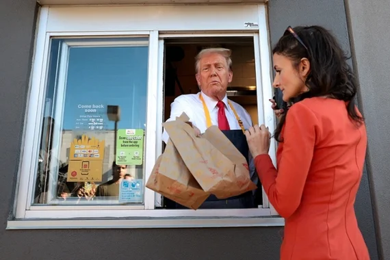 Trump fried and distributed french fries at McDonald's - Politics, Donald Trump, McDonald's