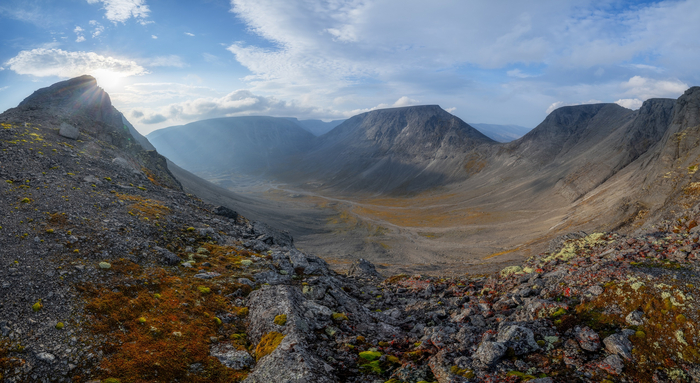 Вид с седловины. Слева направо: западный отрог Поачвумчорра (1086,2 м), Юдычвумчорр, перевал Петерлиуса Западный, а над ним перевал Крестовый, Гора Петрелиуса, перевал Петрелиуса Восточный, хребет Поачвумчорр, кулуар перевала Буревестник