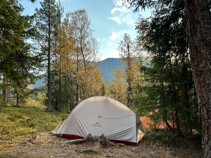 Моя палатка и палатка Дениса позади