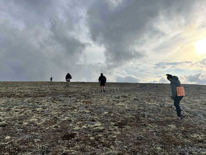 Выход на плато. Слева направо: Алина, Дима, Денис и Влада