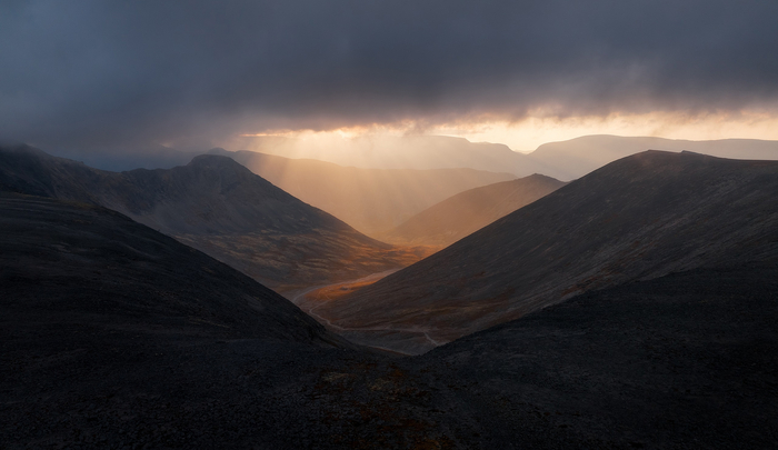 Закат над плато Кукисвумчорр и Академическим перевалом