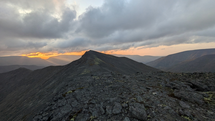 Пик Марченко вдалеке