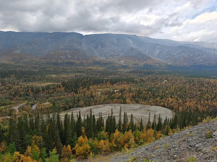 Вид со смотровой Куэльпорра, внизу лежит добытая руда