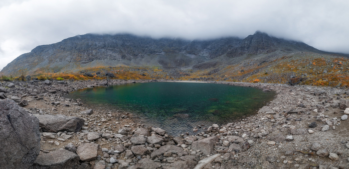 Озеро в цирке Ганешина