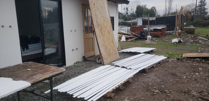 Покрасили потолочные карнизы