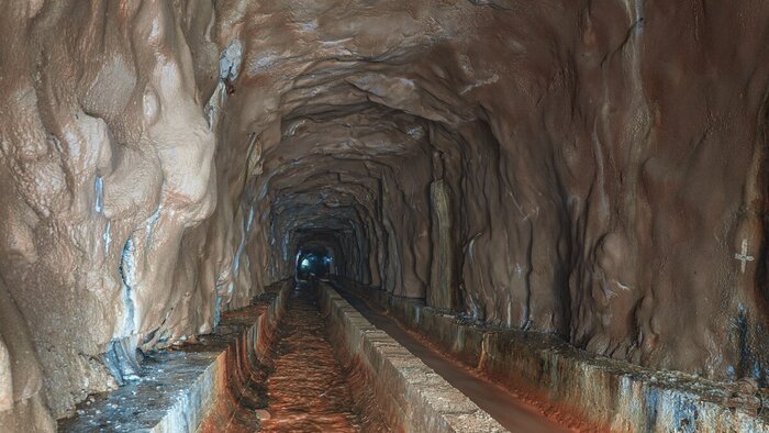 Одной из ключевых особенностей подземной реки является двойное русло с переливом.