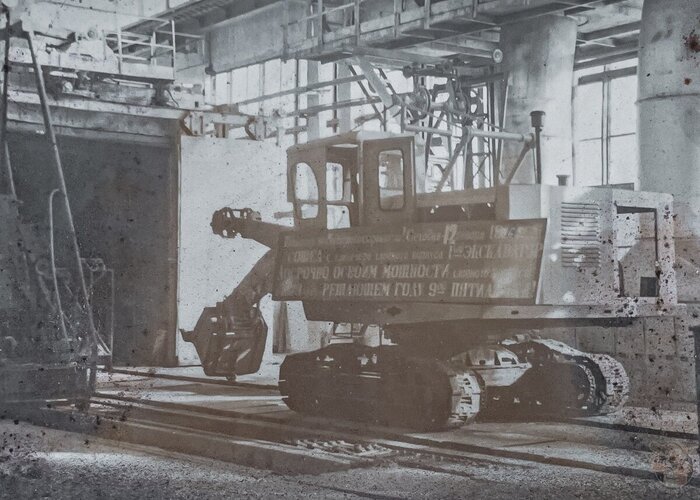 Первый выпущенный на заводе экскаватор