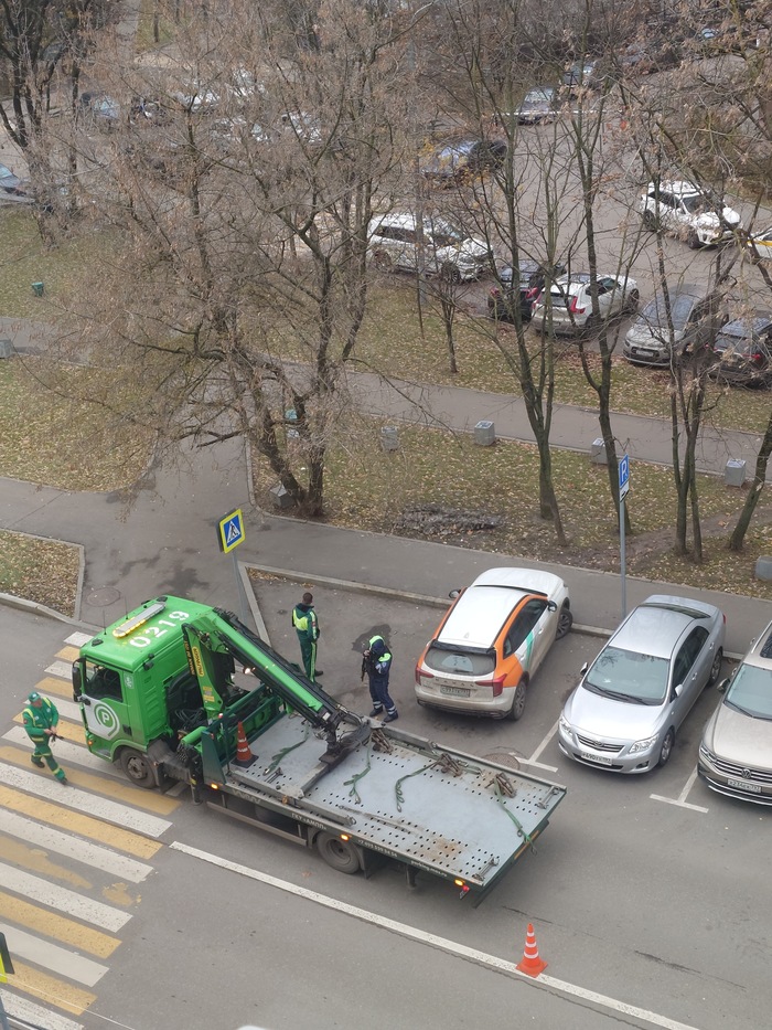 На знаке человечек на кресле.